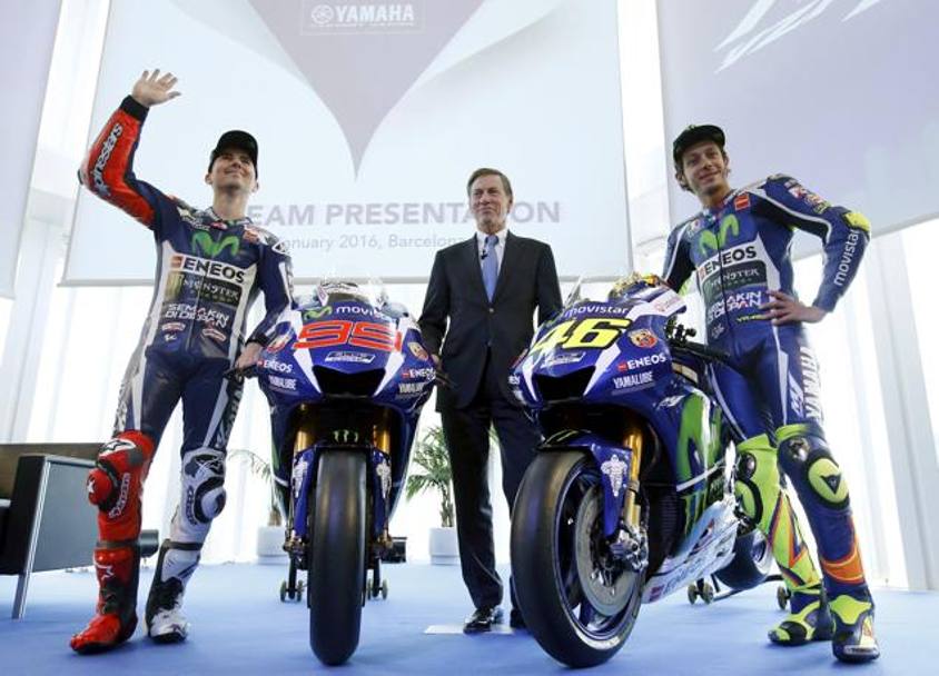 Lorenzo e Rossi con Lin Jarvis, il team principal Yamaha. Reuters